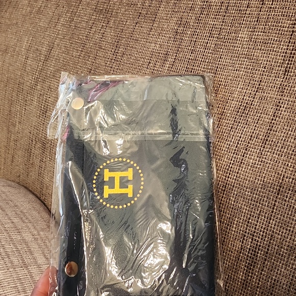 New Leather Navy/Gold H Tissue Cover - Picture 4 of 12